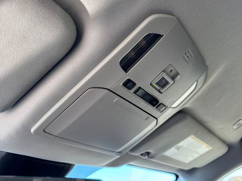 Used 2023 Toyota Highlander L image 31