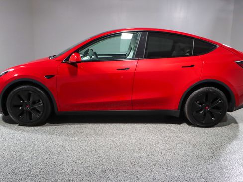 Used 2023 Tesla Model Y AWD image 10