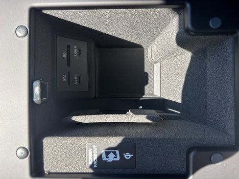 Certified 2025 Porsche Macan image 23