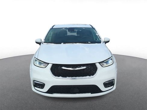 Used 2023 Chrysler Pacifica Touring-L image 3