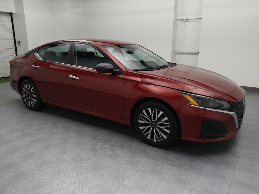 Used 2025 Nissan Altima 2.5 SV FWD image 11