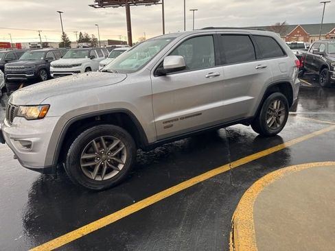 Used 2016 Jeep Grand Cherokee Laredo 75th Anniversary image 3