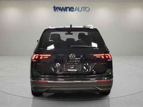 Used 2022 Volkswagen Tiguan SE image 3