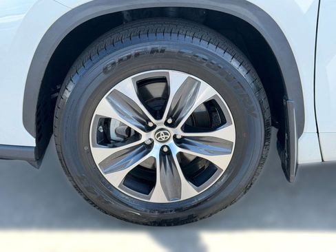 Used 2023 Toyota Highlander XLE image 12