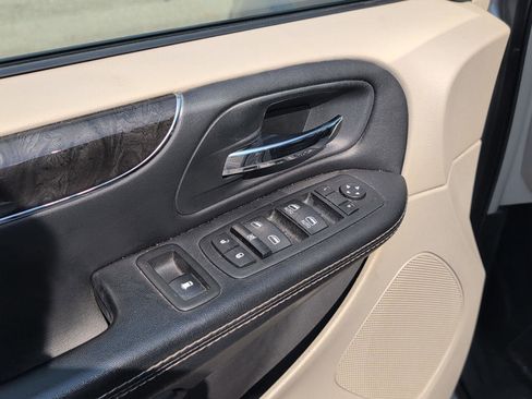 Used 2015 Chrysler Town & Country Touring-L w/ Driver Convenience Group image 17