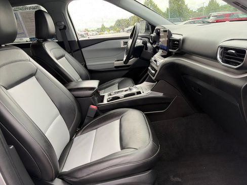 Used 2023 Ford Explorer XLT w/ Equipment Group 202A AWD/4WD image 11