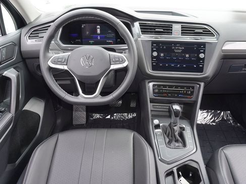Used 2022 Volkswagen Tiguan SE FWD image 11