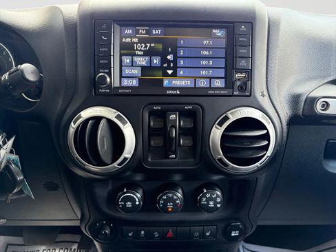 Used 2014 Jeep Wrangler Unlimited Rubicon w/ Connectivity Group image 21