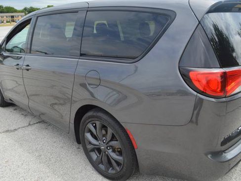 Used 2018 Chrysler Pacifica Touring Plus w/ S Appearance Package FWD image 5
