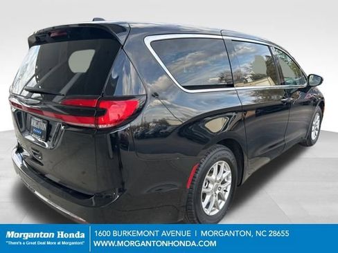 Used 2024 Chrysler Pacifica Touring-L image 9