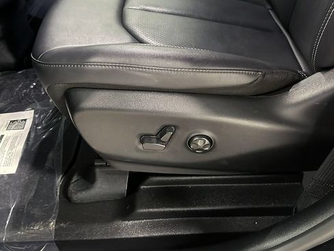 Used 2025 Chrysler Pacifica Select FWD image 17