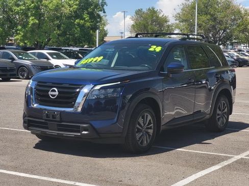 Certified 2024 Nissan Pathfinder SV FWD image 2