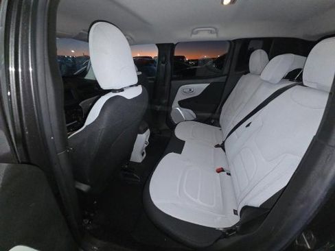 Used 2019 Jeep Renegade Latitude w/ Popular Equipment Group image 9