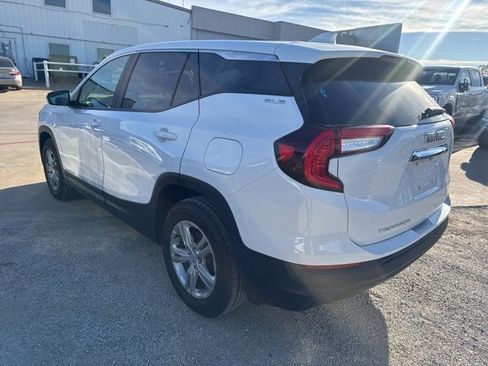 Used 2024 GMC Terrain SLE image 3