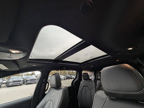 New 2026 Chrysler Pacifica Limited w/ S Appearance Package image 3