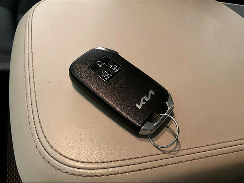 Used 2023 Kia Carnival LX FWD image 36