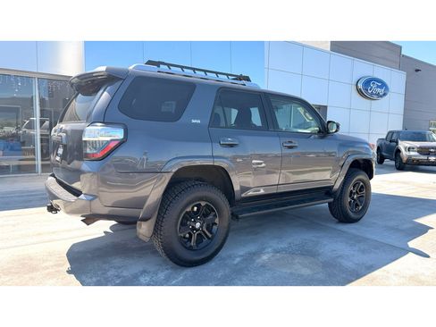 Used 2018 Toyota 4Runner SR5 AWD/4WD image 7
