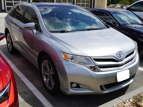 Used 2015 Toyota Venza XLE w/ XLE Premium Package FWD image 3
