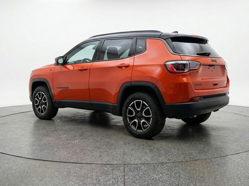 Used 2025 Jeep Compass Trailhawk image 6