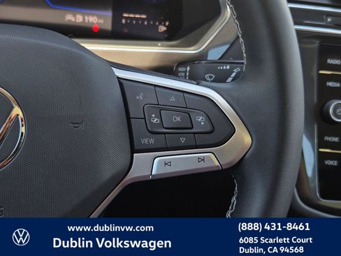 Used 2023 Volkswagen Tiguan SE w/ Panoramic Sunroof Package FWD image 22