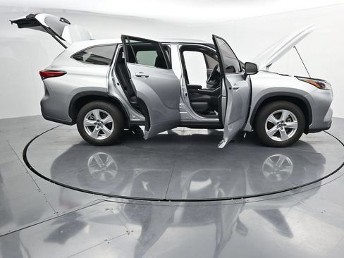 Used 2023 Toyota Highlander LE FWD image 39