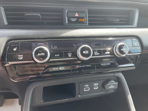 Used 2025 Honda Pilot TrailSport image 32
