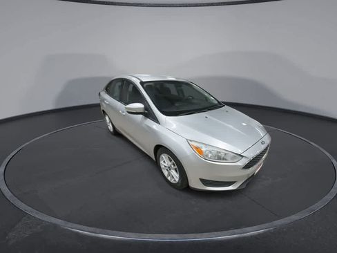 Used 2016 Ford Focus SE w/ SE Power Seat Package FWD image 2