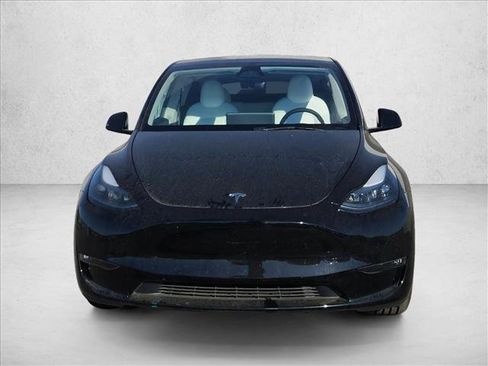 Used 2025 Tesla Model Y Performance image 2