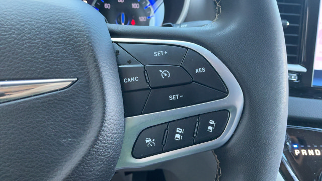 Used 2024 Chrysler Pacifica Touring-L FWD image 12
