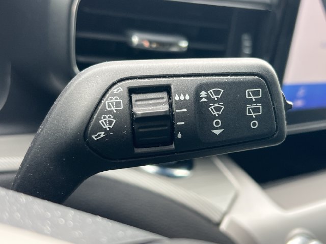Used 2024 Ford Explorer XLT w/ Equipment Group 202A AWD/4WD image 32