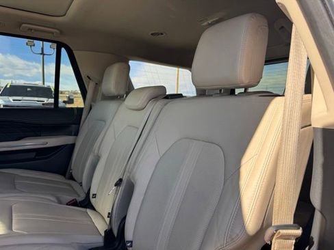 Used 2022 Ford Expedition Platinum image 18