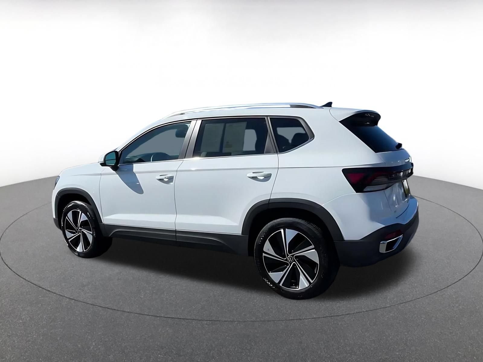 Used 2026 Volkswagen Taos SE AWD/4WD image 9
