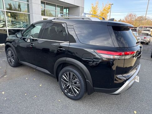 Used 2023 Nissan Pathfinder SL w/ SL Premium Package image 3