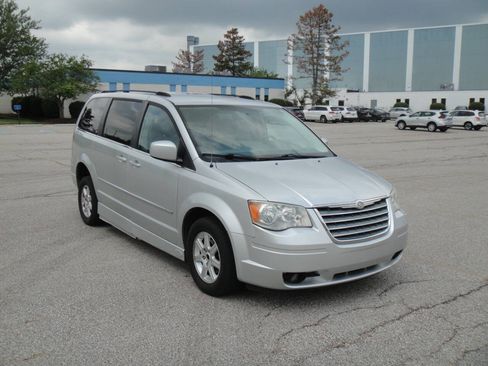 Used 2010 Chrysler Town & Country Touring FWD image 8