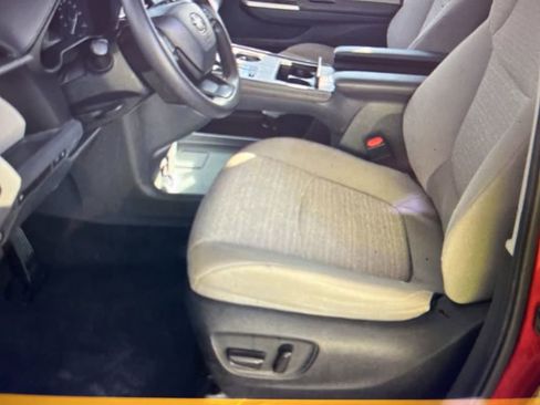 Used 2024 Toyota Sienna LE image 8