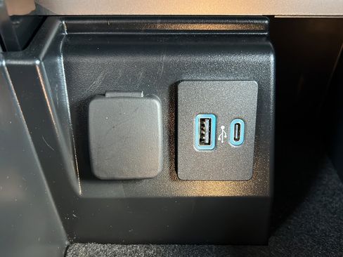 Used 2023 Ford Explorer XLT w/ Equipment Group 202A AWD/4WD image 23