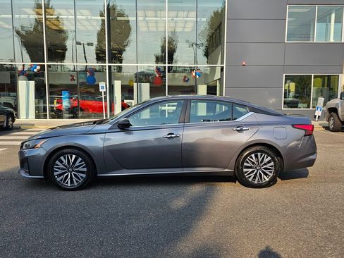 Used 2024 Nissan Altima 2.5 SV FWD image 8