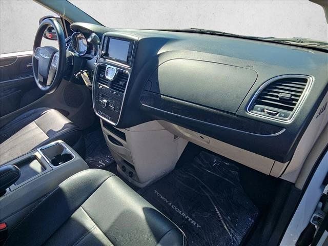 Used 2016 Chrysler Town & Country Touring FWD image 23