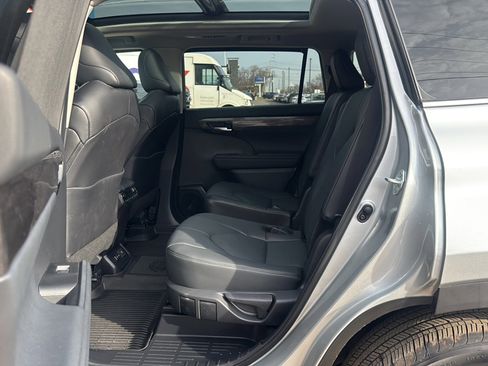 Used 2024 Toyota Highlander Platinum image 21