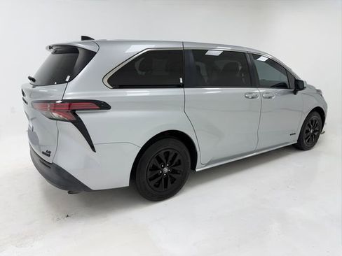 Used 2021 Toyota Sienna LE FWD image 41