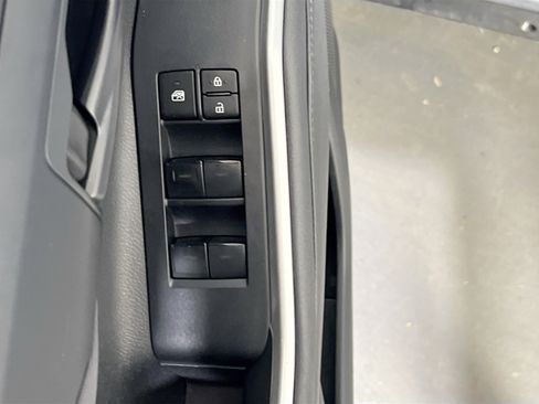 Used 2023 Toyota Highlander LE image 17