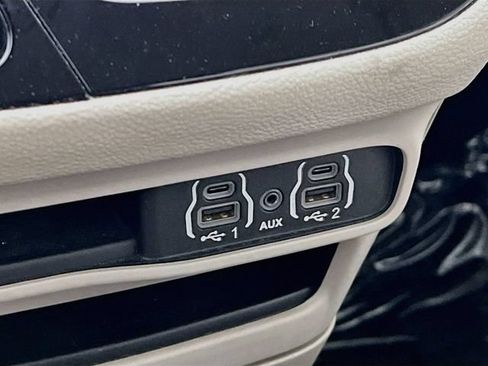 Used 2021 Chrysler Pacifica Touring-L FWD image 21
