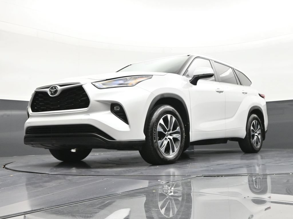 Used 2025 Toyota Highlander XLE FWD image 21