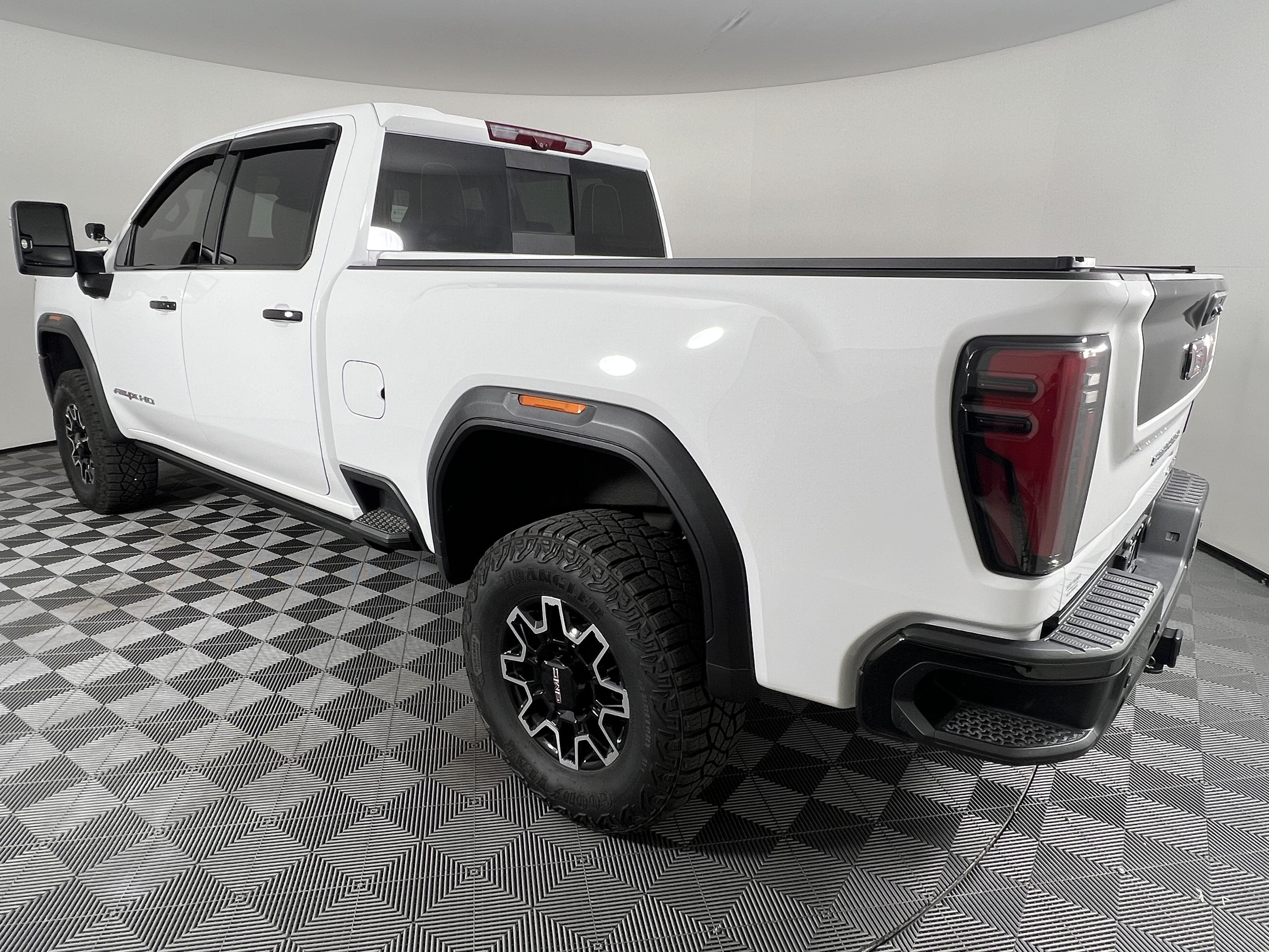 Used 2024 GMC Sierra 2500 AT4X AWD/4WD image 10