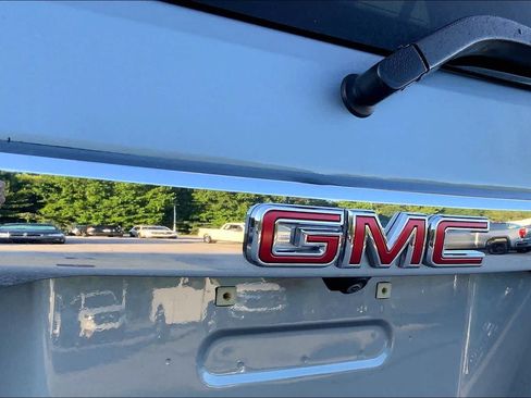 Used 2023 GMC Acadia SLE w/ Driver Convenience Package FWD image 10