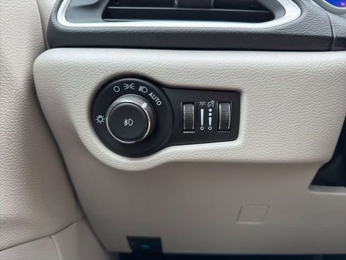 Used 2024 Chrysler Pacifica Touring-L image 25