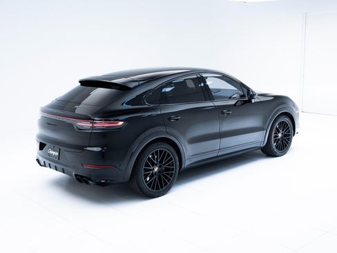 Used 2023 Porsche Cayenne GTS image 9