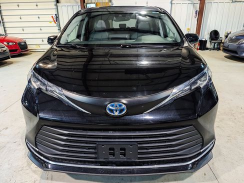 Used 2021 Toyota Sienna XLE w/ XLE Plus Package image 12