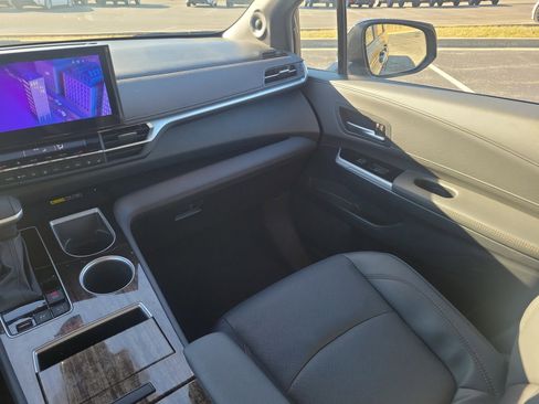 Used 2025 Toyota Sienna Platinum image 13