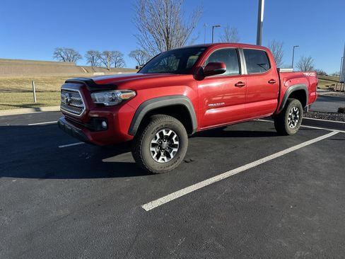 Used 2016 Toyota Tacoma TRD Off-Road image 5